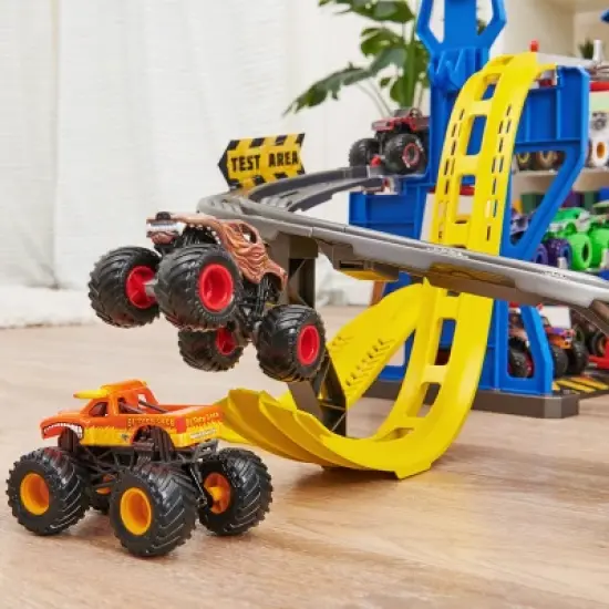 Monster Jam Garage Playset image {7}