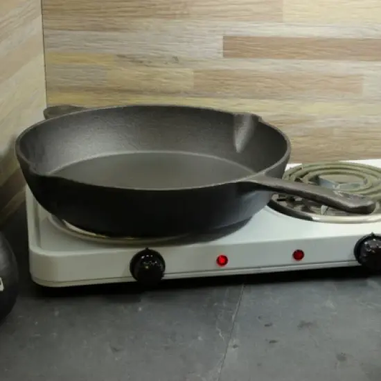 Gibson General Store Addlestone 12 in. Preseasoned Round Cast Iron Frying Pan image {3}