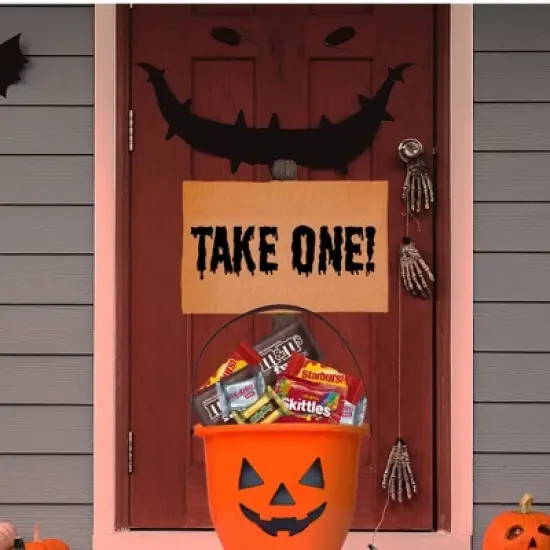 Mars - Skittles, Twix, Starburst, Milky Way & 3 Musketeers Chocolate and Fruity Trick or Treat Halloween Candy Variety Bag - 43.86oz/135ct image {3}