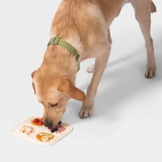 AWOO Silicone Smoosh Lick Mat Treat Dog Toy Dispenser image {2}