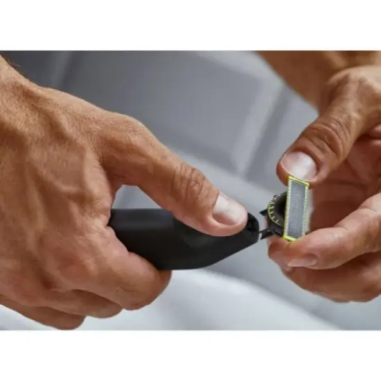 Philips Norelco OneBlade 360 Mid-Pro Rechargeable Men's Electric Shaver and Trimmer - QP6531/70 image {4}