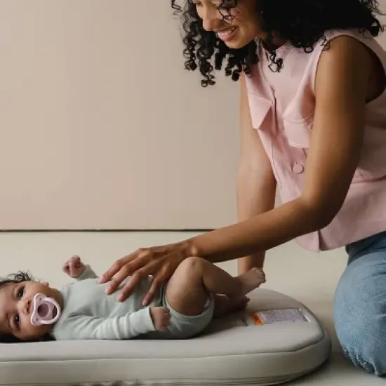 Snuggle Me Infant Lounger Curve image {2}