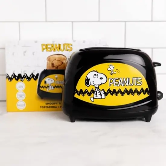 Uncanny Brands Peanuts Snoopy Toaster image {4}