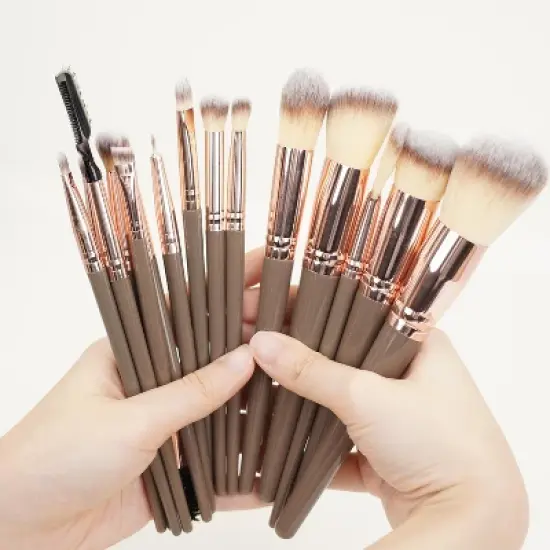 Makeup brush set, which includes foundation brushes, eyeshadow brushes and other types of makeup brushes. image {5}