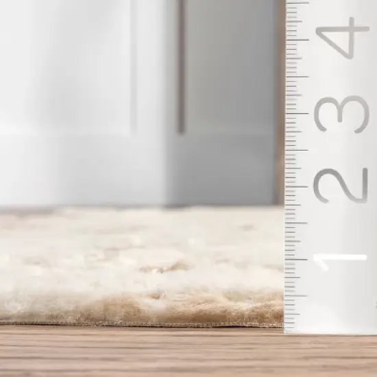 Nuloom Iraida Animal Print Shaped 5x7 Indoor Area Rug for Living Room Bedroom Dining Room Kitchen, Gold/Off White image {4}