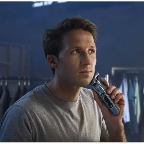 Philips Norelco Wet & Dry Men's Rechargeable Electric Shaver 7900 with UV Sanitizing Cube - S7889/91 image {9}