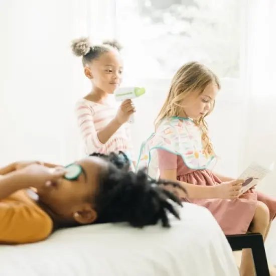 Melissa & Doug LOVE YOUR LOOK - Salon & Spa Play Set image {4}