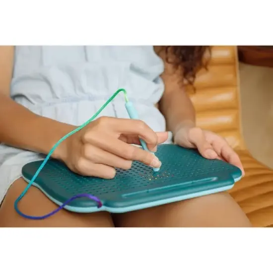 Chuckle & Roar Magnetic Rainbow Draw &ndash; Magnetic Drawing Pad image {1}