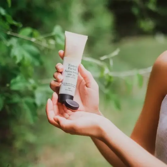 Beauty by Earth Tinted Facial Sunscreen SPF 20 image {11}