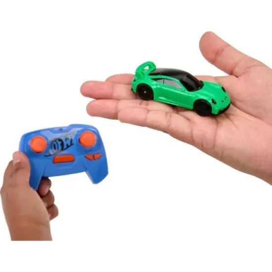 Hot Wheels 1:64 Scale Remote Control Porsche 911 GT3 image {4}