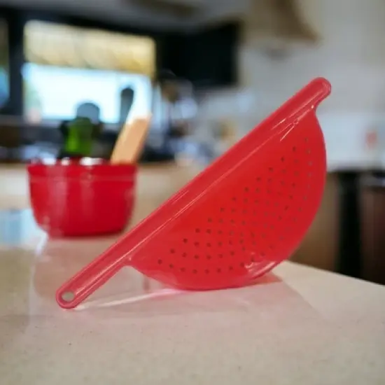 Handy Housewares Handheld Plastic Pot Drainer, Noodle & Pasta Strainer with Handle - Fits up to 9" Pots image {8}