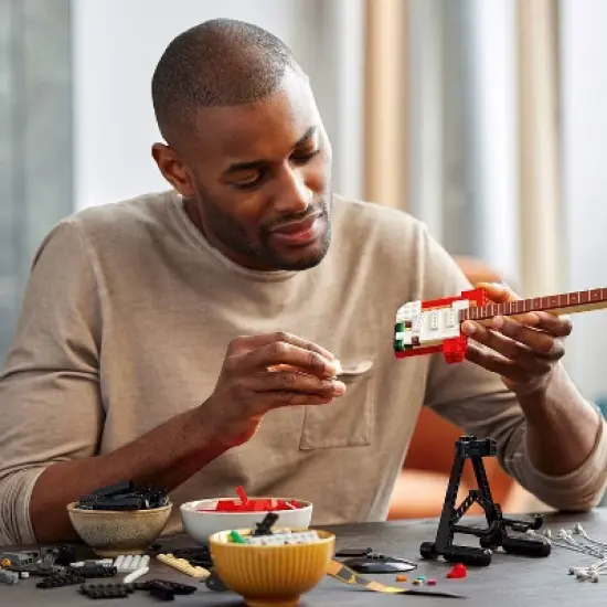 LEGO Ideas Fender Stratocaster Guitar Set 21329 image {4}