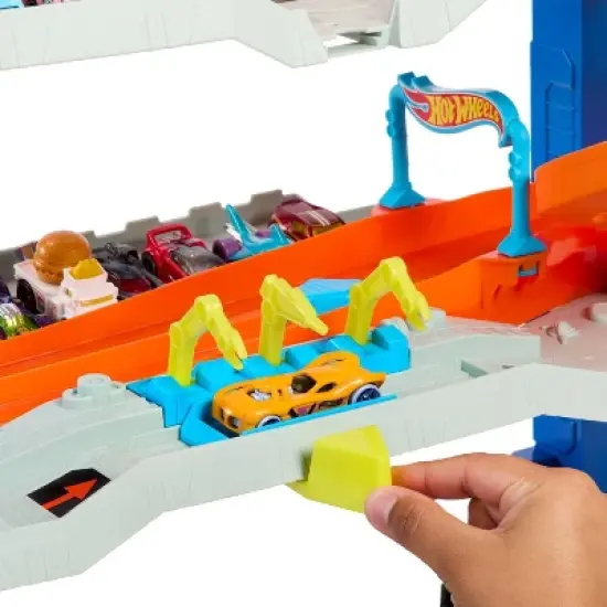 Hot Wheels City Ultimate Garage Playset image {2}
